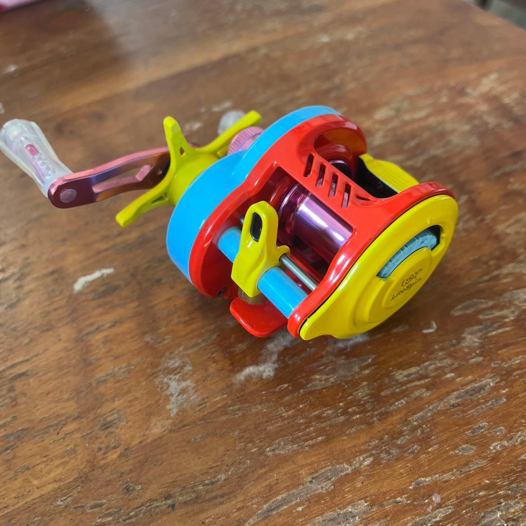 新品 カラフル ベイトリール マグネットブレーキ ルアー用 軽量