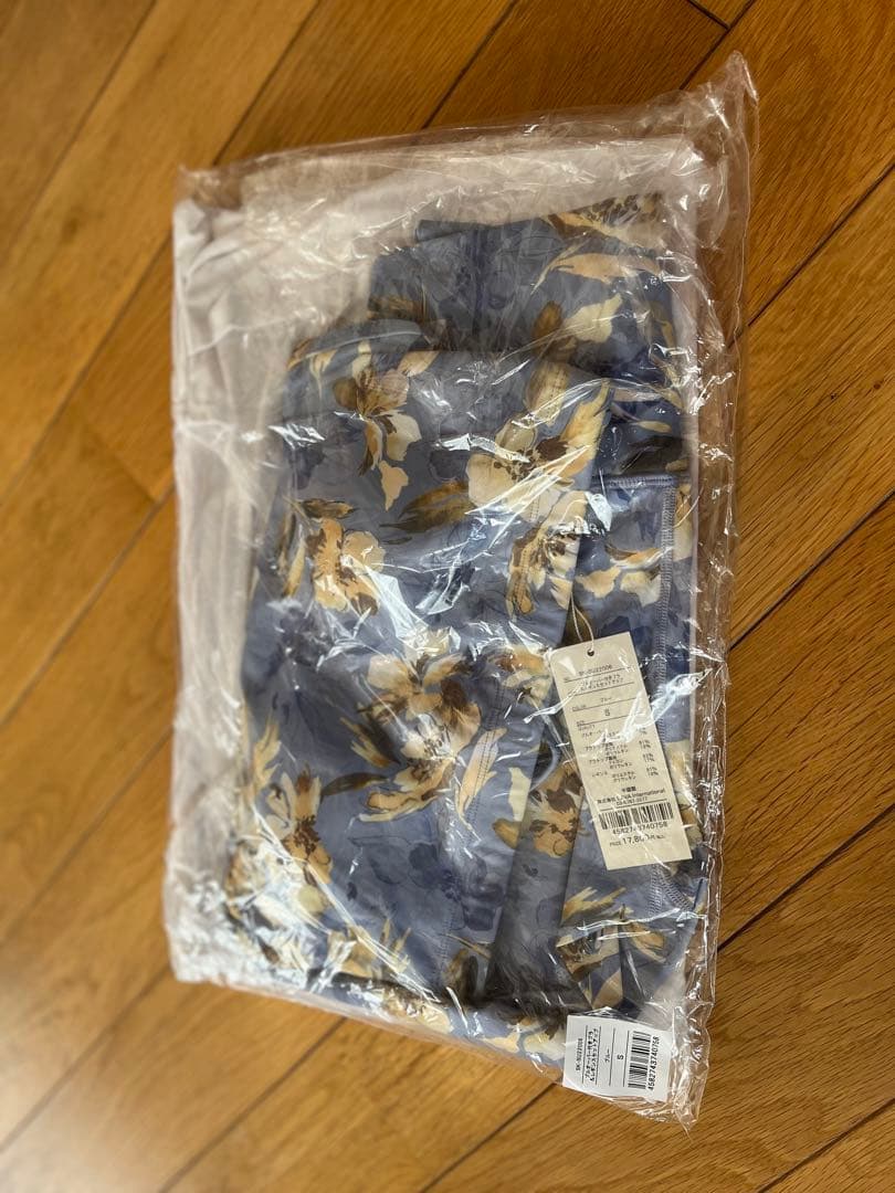 新品未使用 ヨガウェア バッククロス トップス 花柄ブルー レギンス