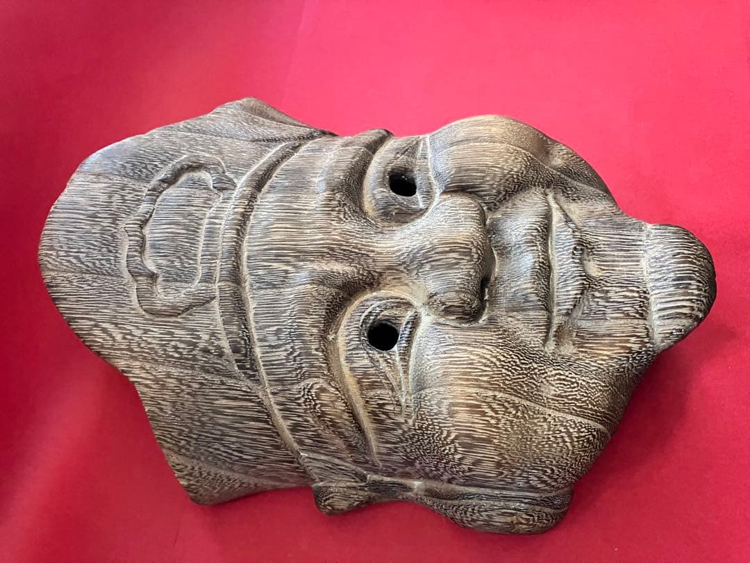 桐材でできた幸せのお面　繊細な木彫り 桐の木目が綺麗 レトロ