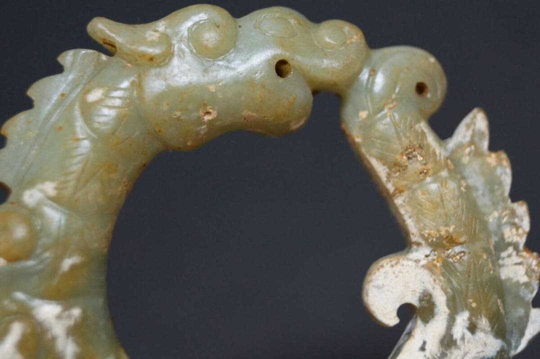 古代 和田玉(ホータン)細工立体彫り『古代龍』玉環龍佩根付 緒締玉 提げ物装飾品