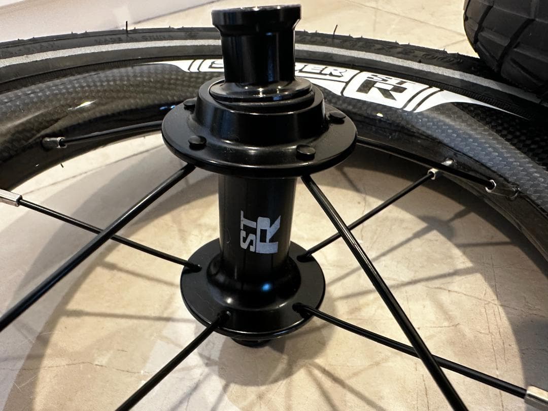 【新品同様】ストライダーSTR純正カーボンホイールタイヤ2本1組