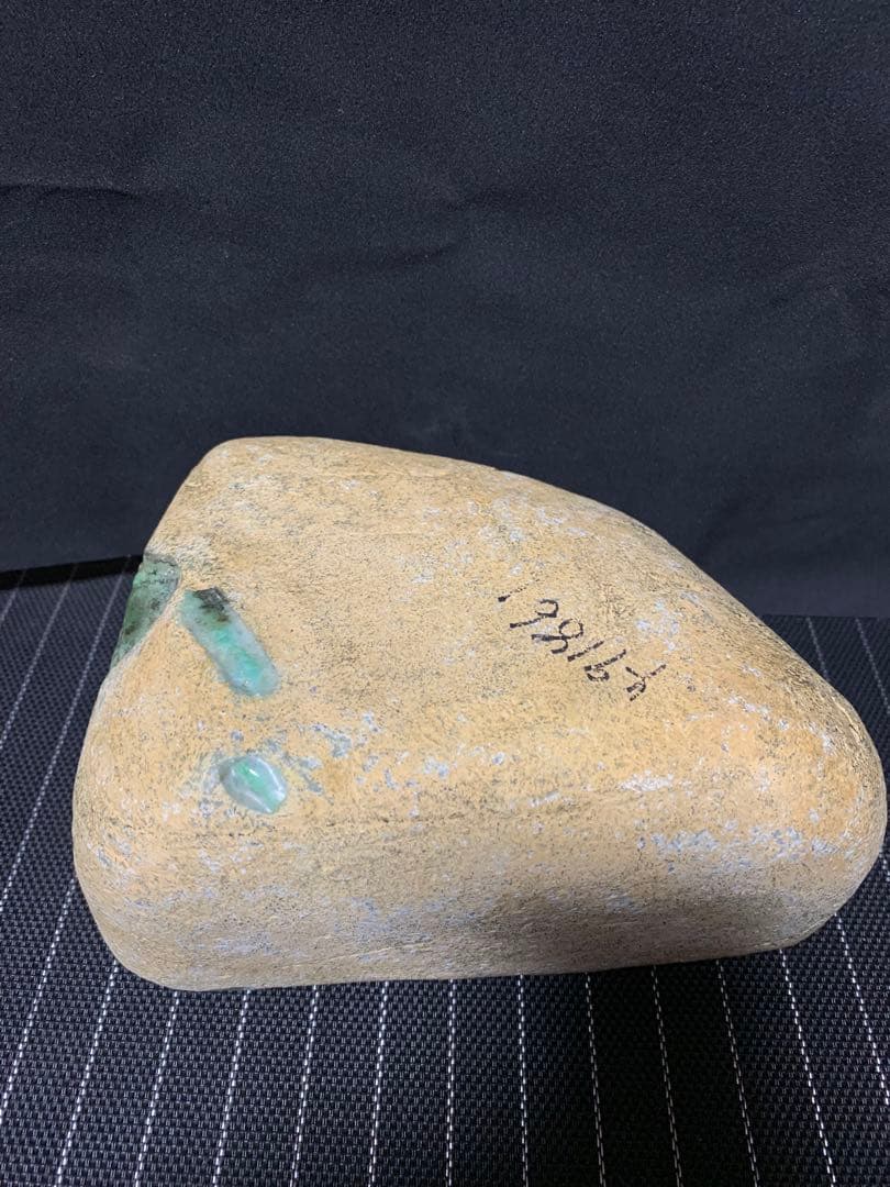 天然翡翠原石（高品質緑色）黒檀木台座付き