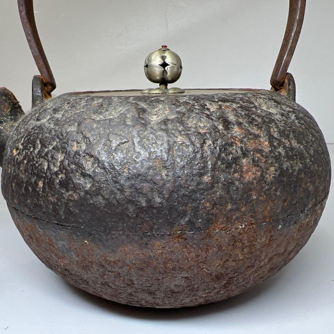 平安泰山堂作 注ぎ口下に「泰山堂造」持ち手金銀象嵌 鉄瓶 1475g トサコサ