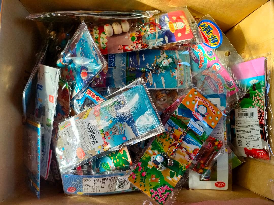 激レア！超大量！どこでもドラえもん根付け、マスコットストラップ94個+おまけ