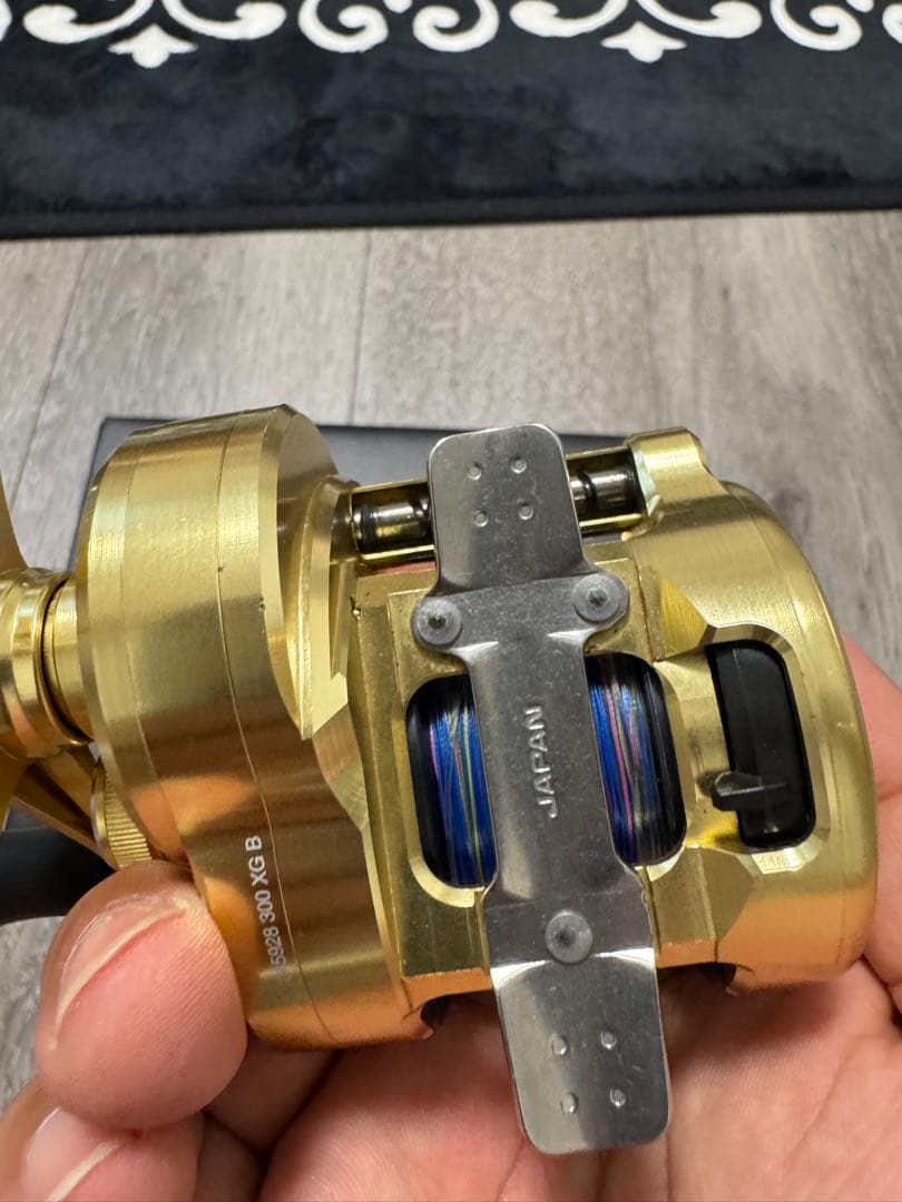 SHIMANO 23カルカッタコンクエストMD300XG シングルハンドル付き