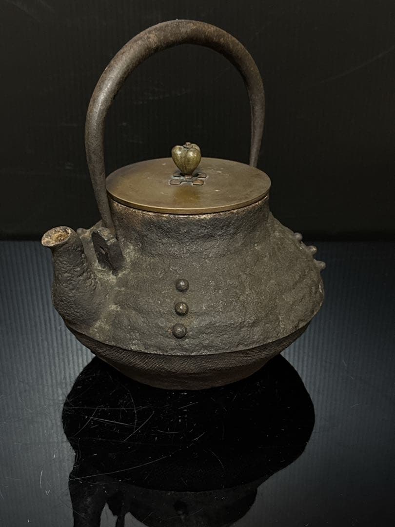 古代型 胴款 提手銀粒象嵌 宣徳蓋付 鉄瓶 茶道具