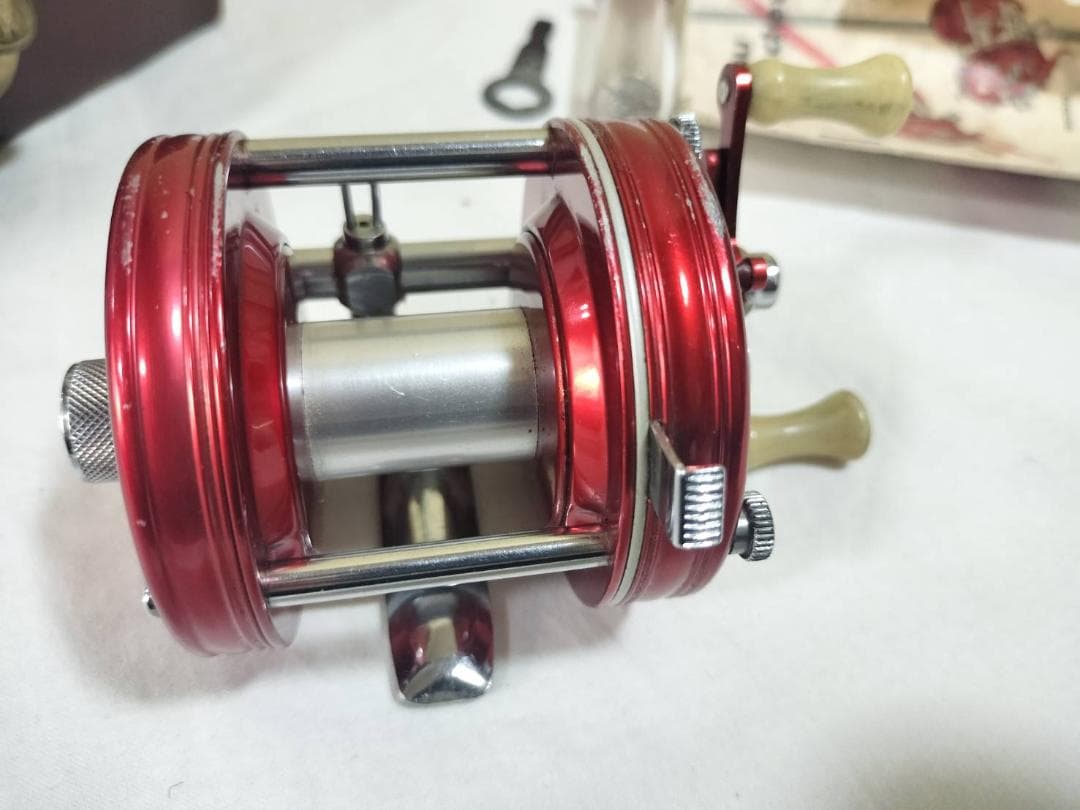 ABU GARCIA アブ アンバサダー 5000　4ネジ 赤　#435709