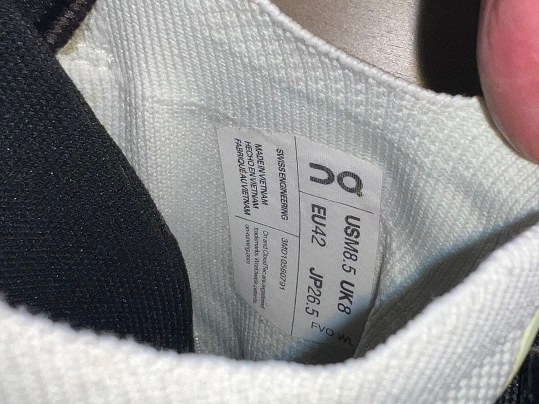 On Cloudswift 3 アイボリー/ブラック