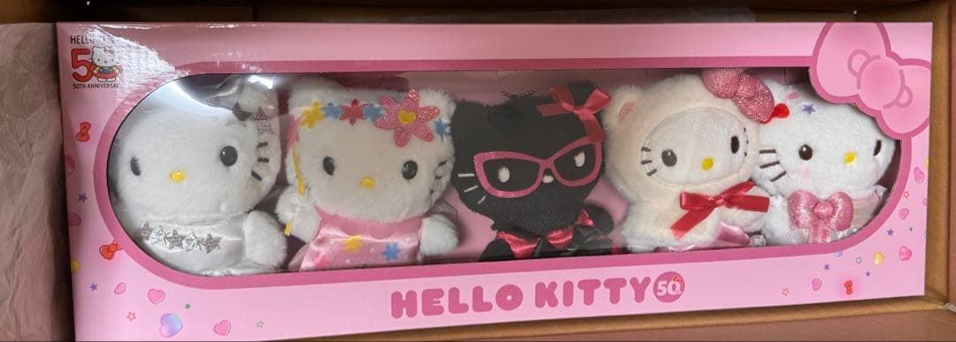 ハローキティ50周年を記念したぬいぐるみチャーム5体セットが登場！