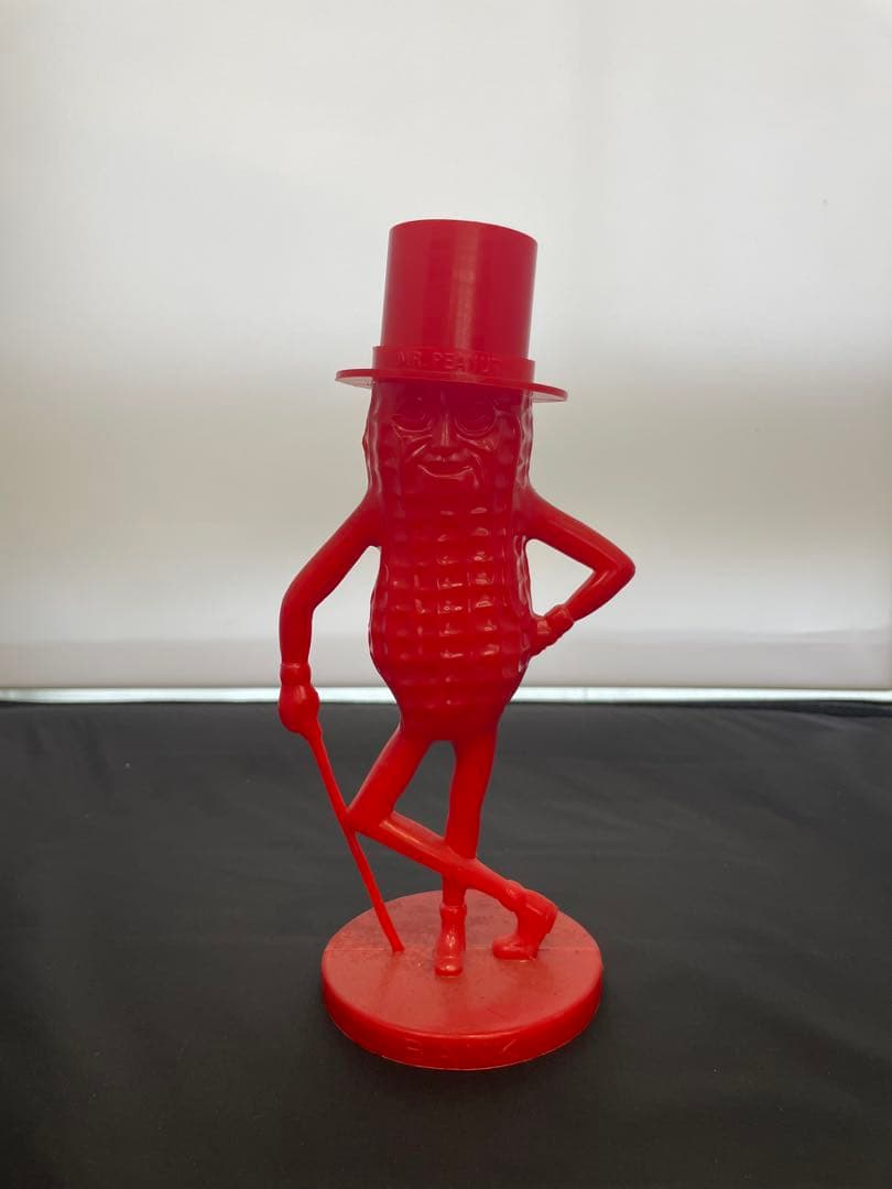 赤いピーナッツキャラクター像