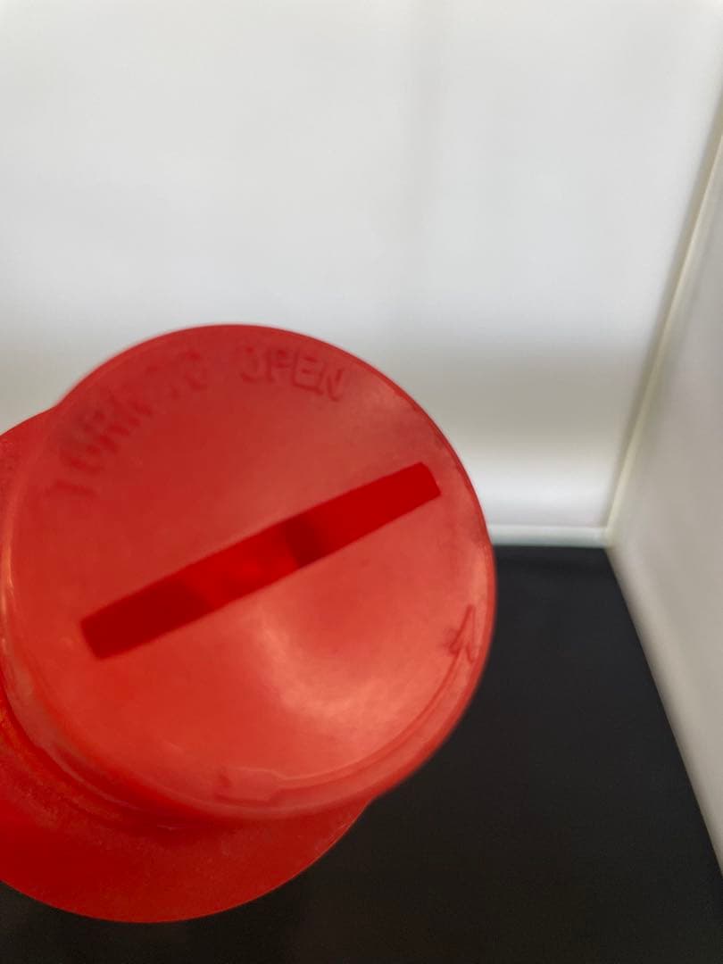 赤いピーナッツキャラクター像