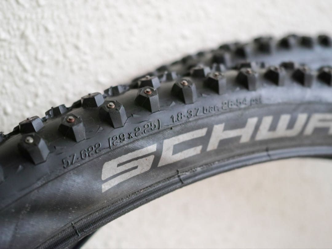 29×2.25 スパイクタイヤ前後セット シュワルベ アイススパイカープロ