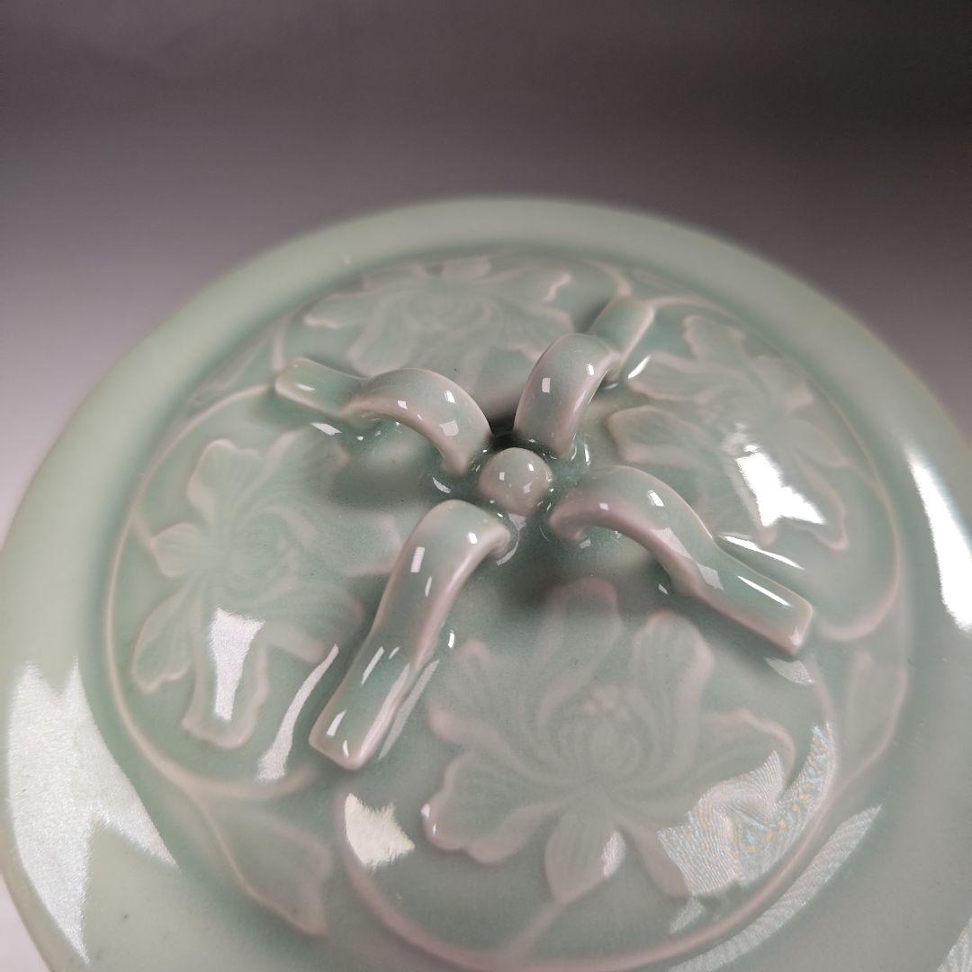 イ653 水指『龍泉窯』『青磁砧牡丹文　水指　替塗蓋付　共箱』茶道具