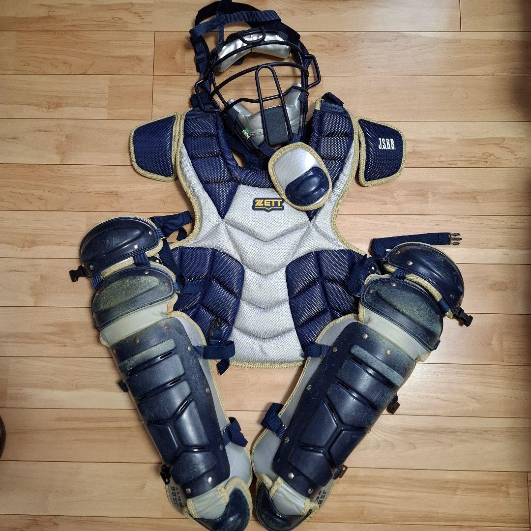 ZETT一般軟式キャッチャー防具セット・収納袋が付属します。