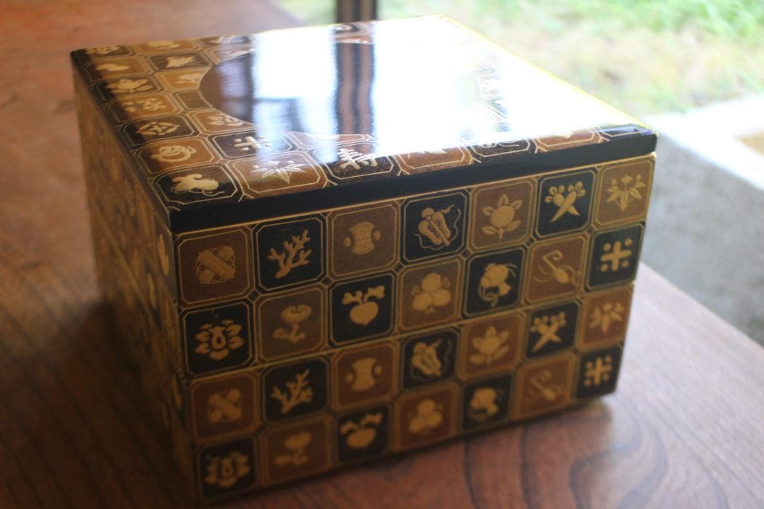 デッドストック！内朱金縁黒漆に極上宝尽蒔絵の映える二段重（検輪島塗重箱お重