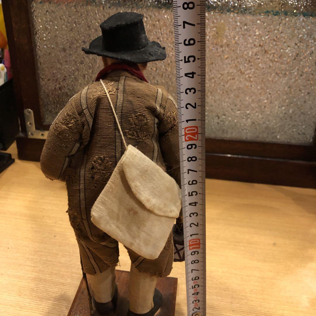 フランスアンティーク　街路灯に火を灯す老人