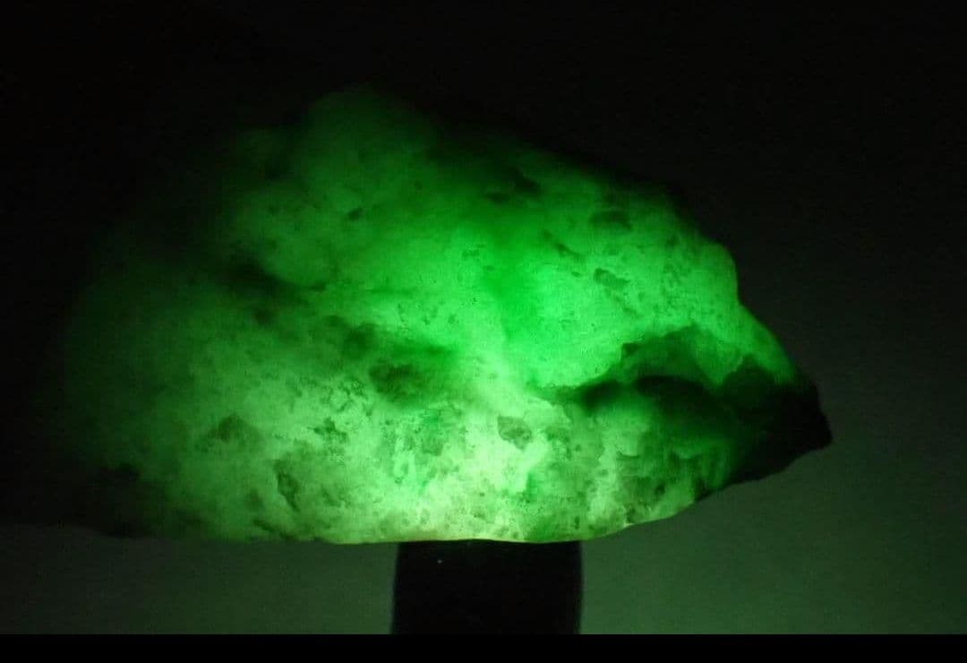 糸魚川翡翠　アップルグリーン　金山　原石　79グラム　送料無料