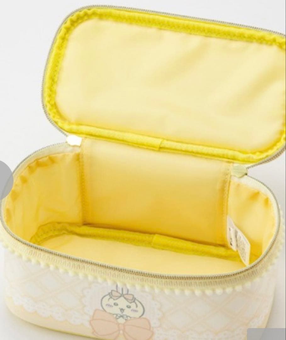 ちいかわうさぎ　バニティーポーチ　フラットポーチ リール付きカラビナ収納ボックス