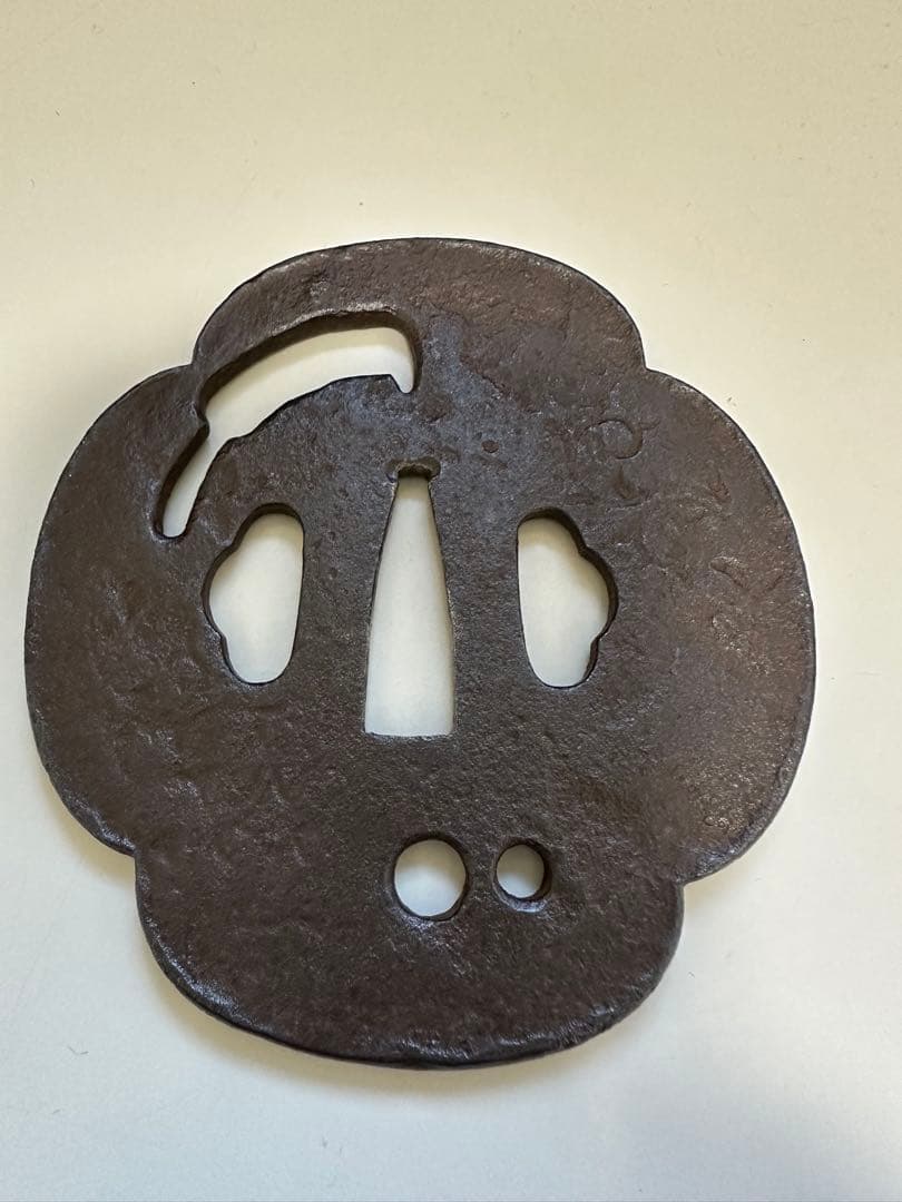 木瓜形瓢箪唐草模様鉈透図鍔　在銘　信家　大型で厚い鉄のつば