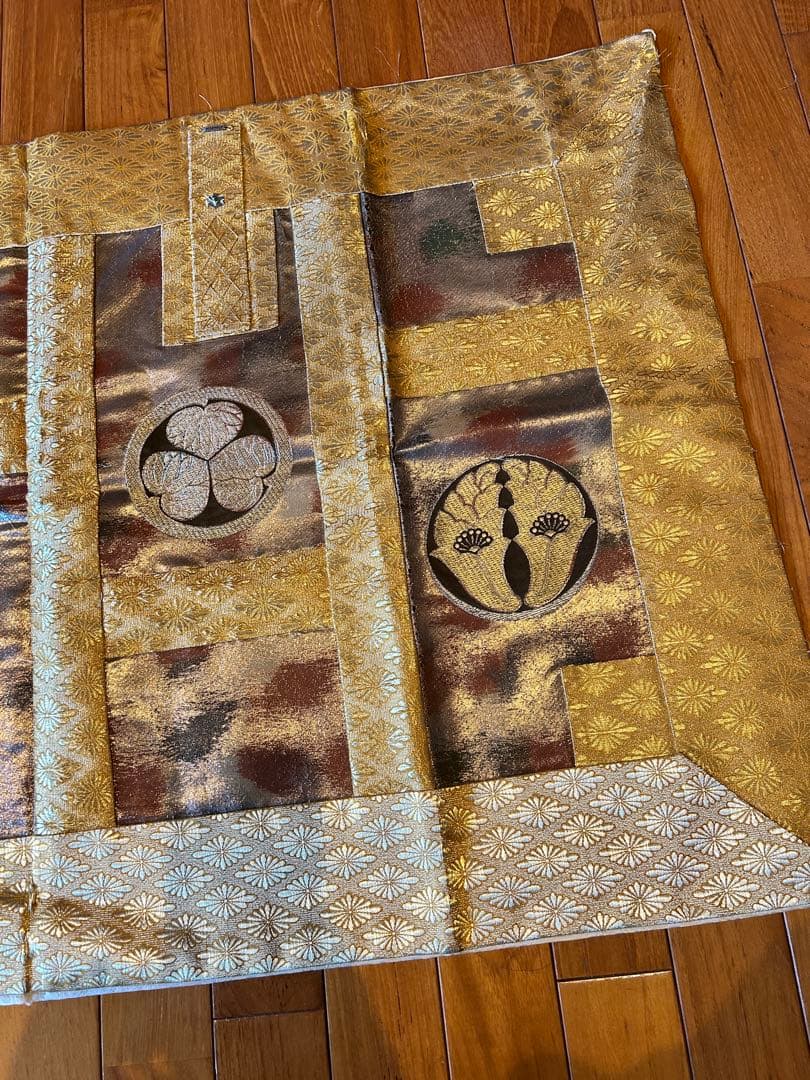 伝統的な金色の衣桁