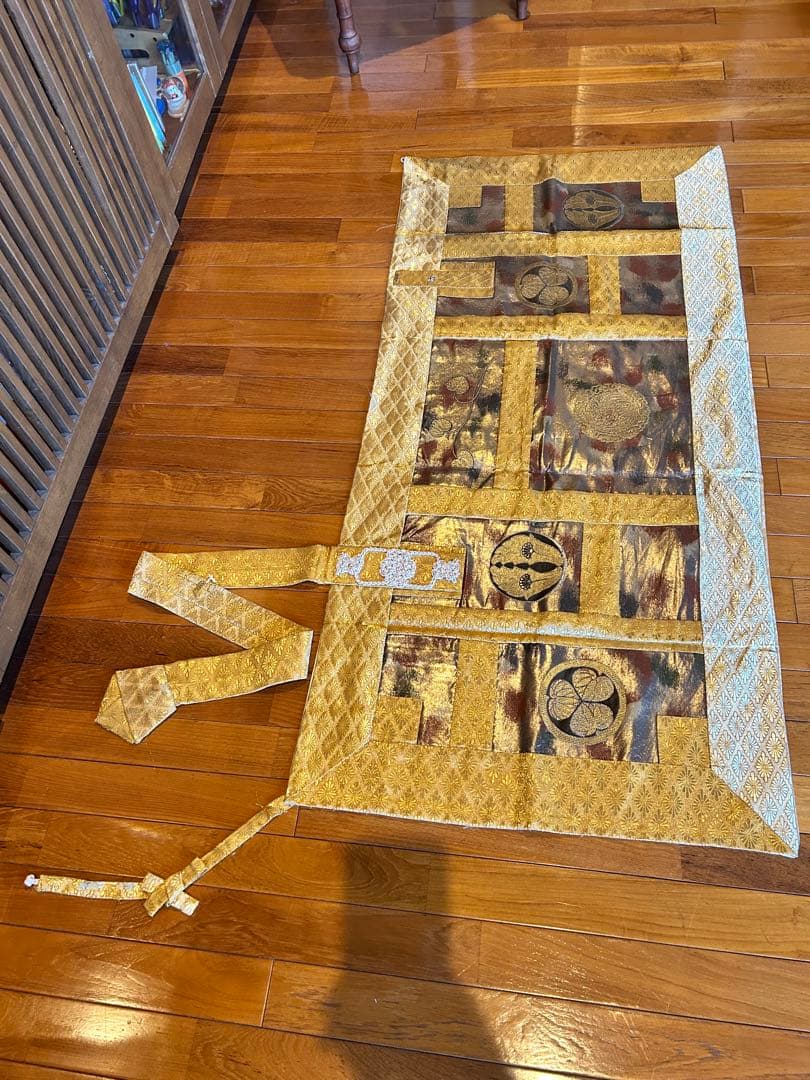 伝統的な金色の衣桁