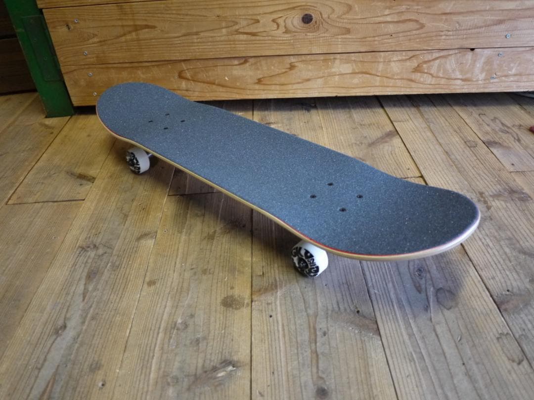 2【DGK 】8×31.85ブルースリーPARDAISE 完成品　スケートボード