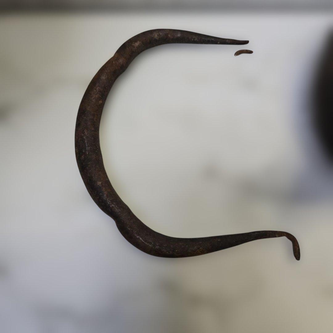 伝統的な鉄製茶釜 漢字彫刻