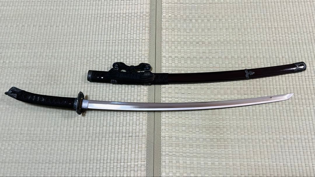 模造刀 陣太刀 源義経太刀拵え 茶呂塗り鞘 刃文直刃 龍目貫 251020-3