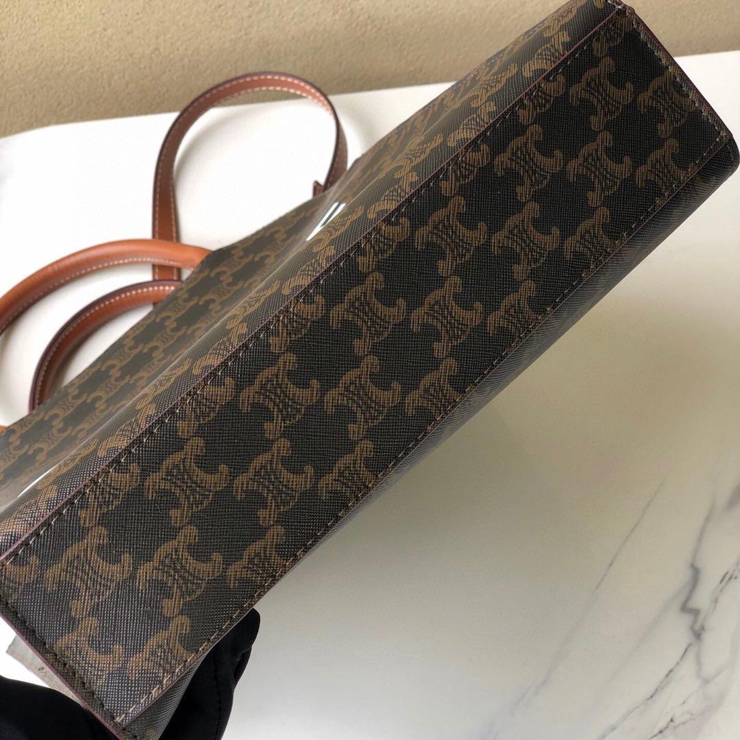 CLのロゴが際立つブラウンのショルダーバッグ