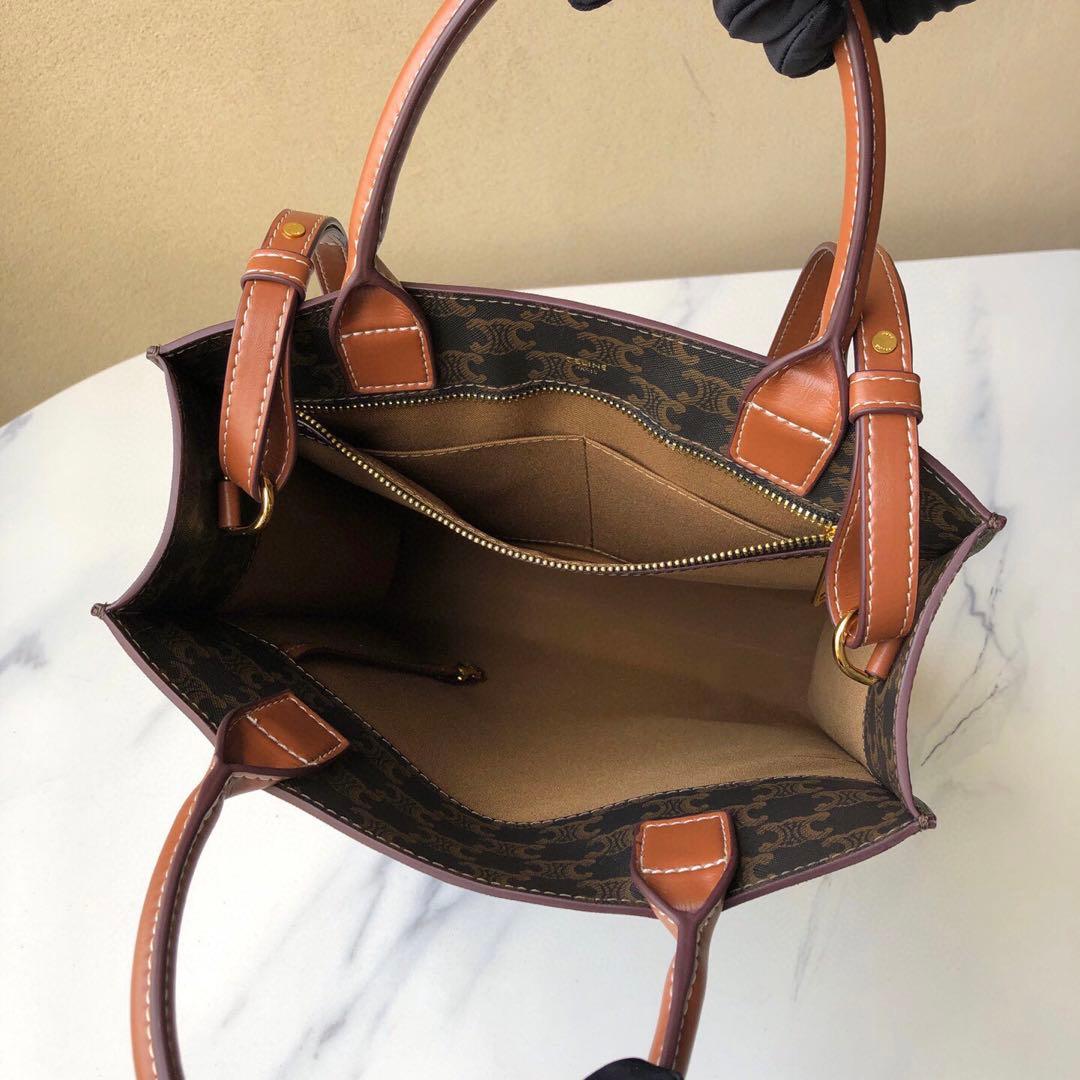 CLのロゴが際立つブラウンのショルダーバッグ