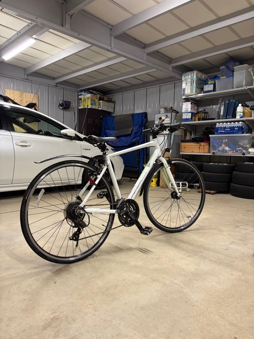 クロスバイク ホワイト 700C 24段変速.LEDオートライト　空気入れ付き