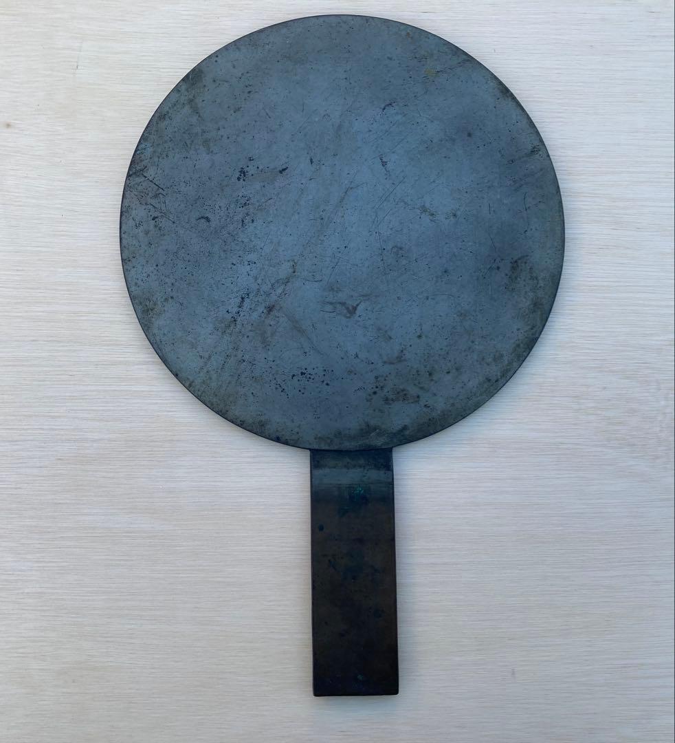 金属製円形工芸品 自然の風景彫刻