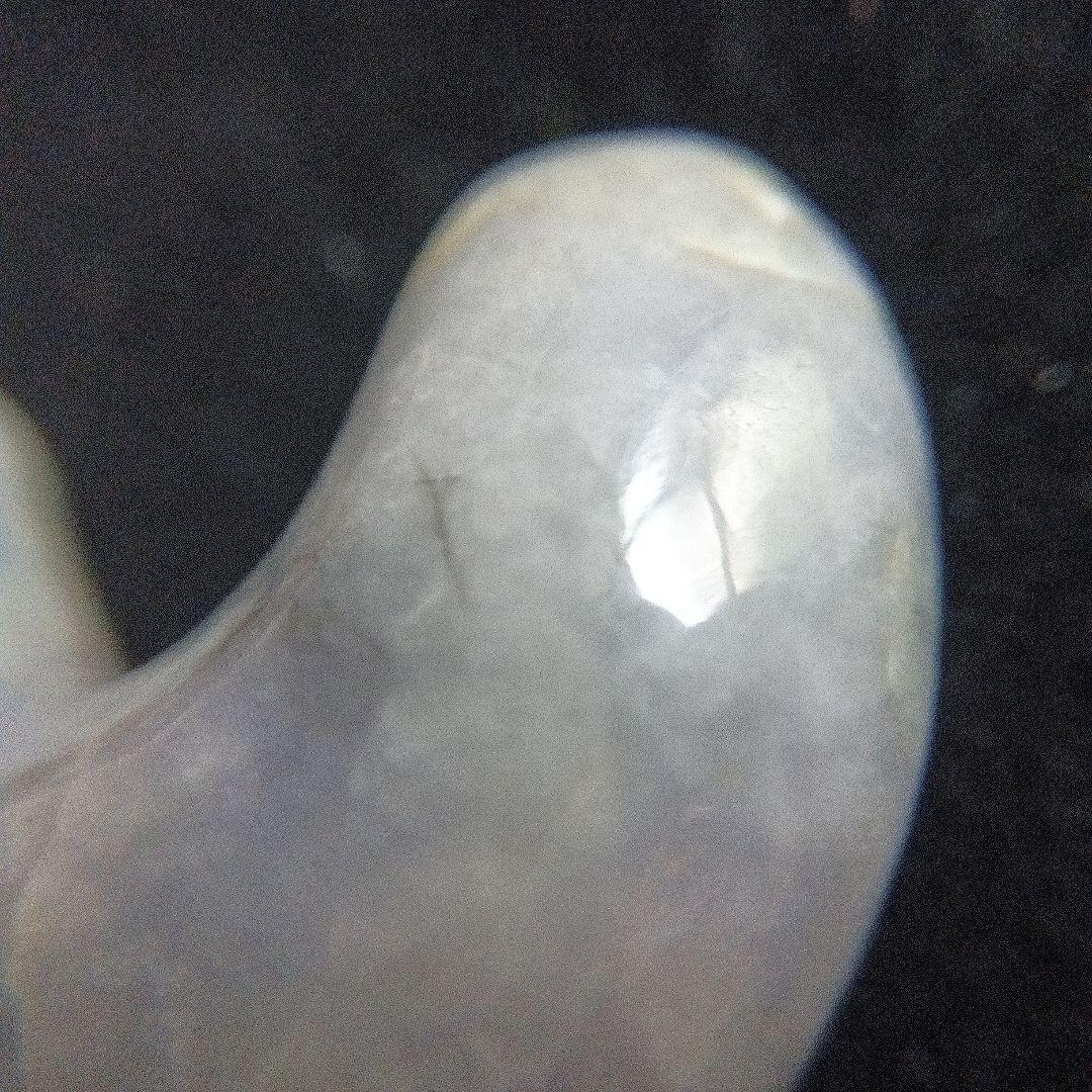 天然石 勾玉　淡い緑色と白色の混合　約18g