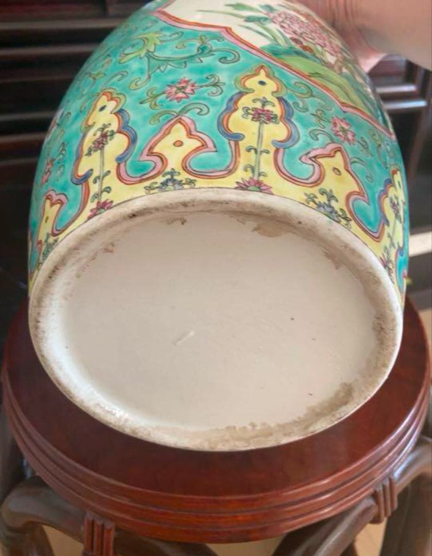 中国古美術品　民国時代　粉彩花草蝶文壺　高さ約28cm