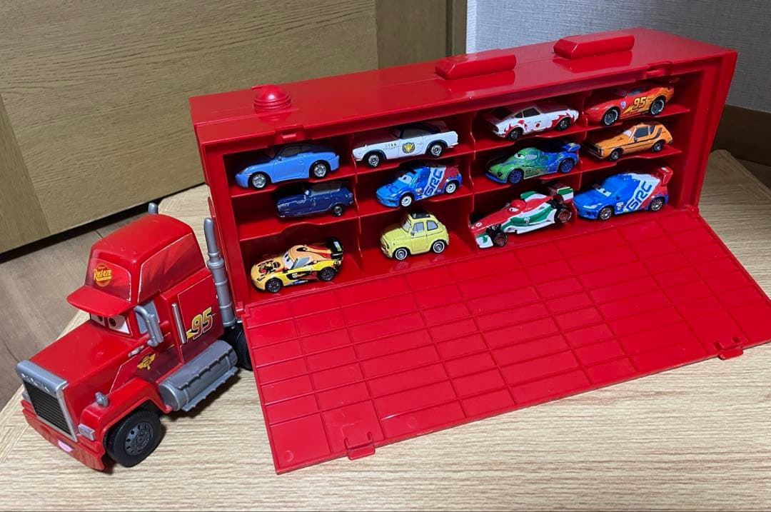 カーズ トミカ たくさんのせよう！大きなマック 廃盤品 トミカ30台➕2台