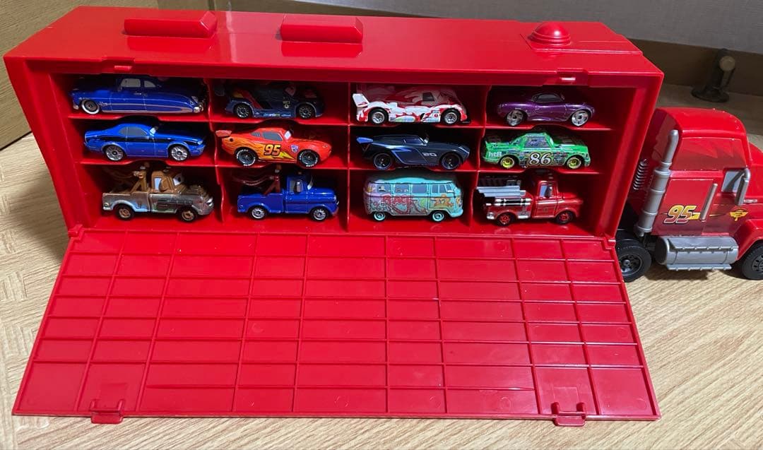 カーズ トミカ たくさんのせよう！大きなマック 廃盤品 トミカ30台➕2台