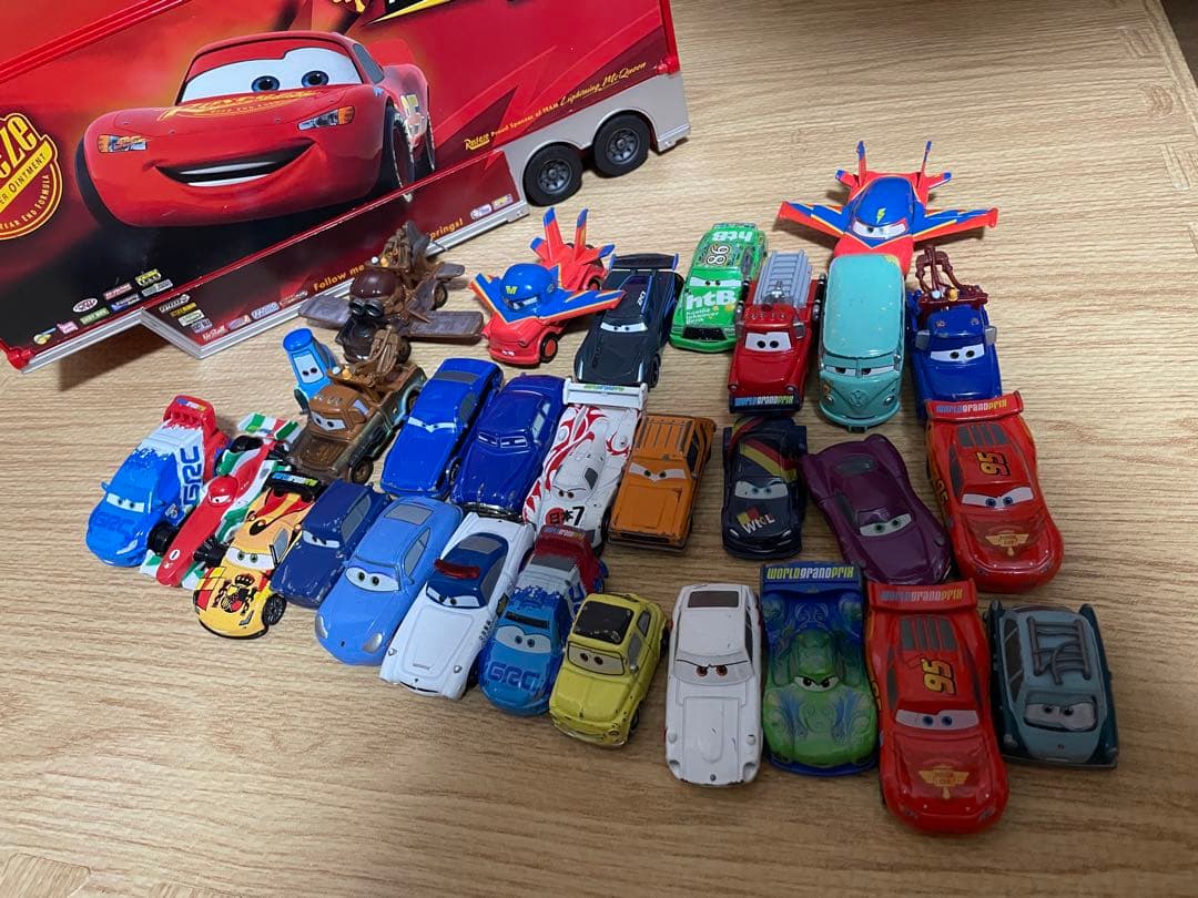 カーズ トミカ たくさんのせよう！大きなマック 廃盤品 トミカ30台➕2台