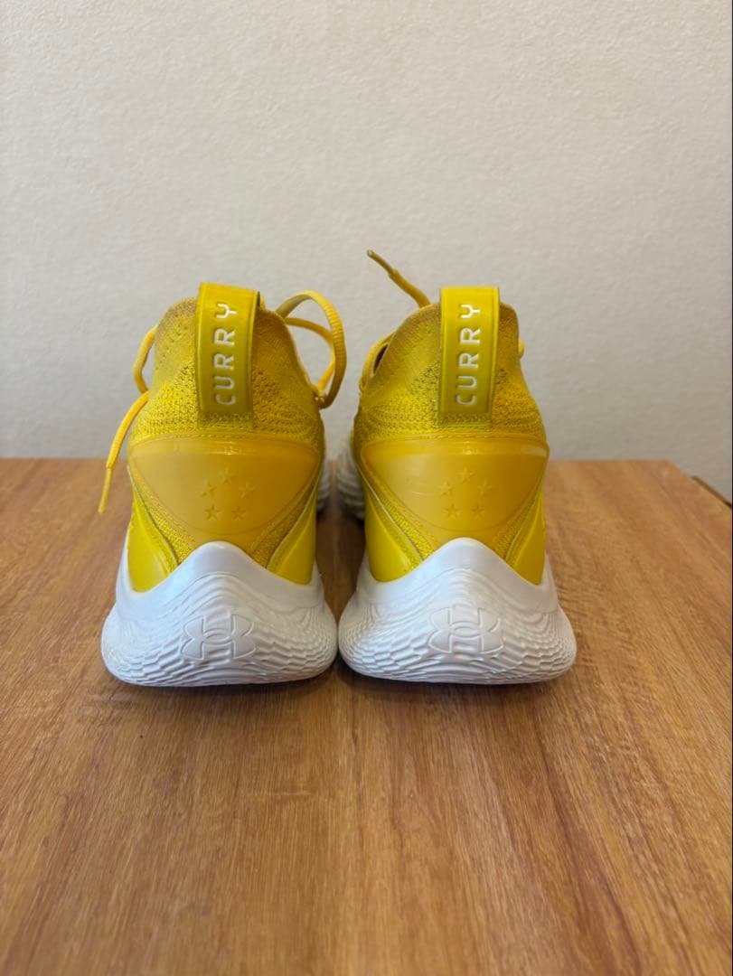 CURRY8イエローハイカットバスケットシューズ