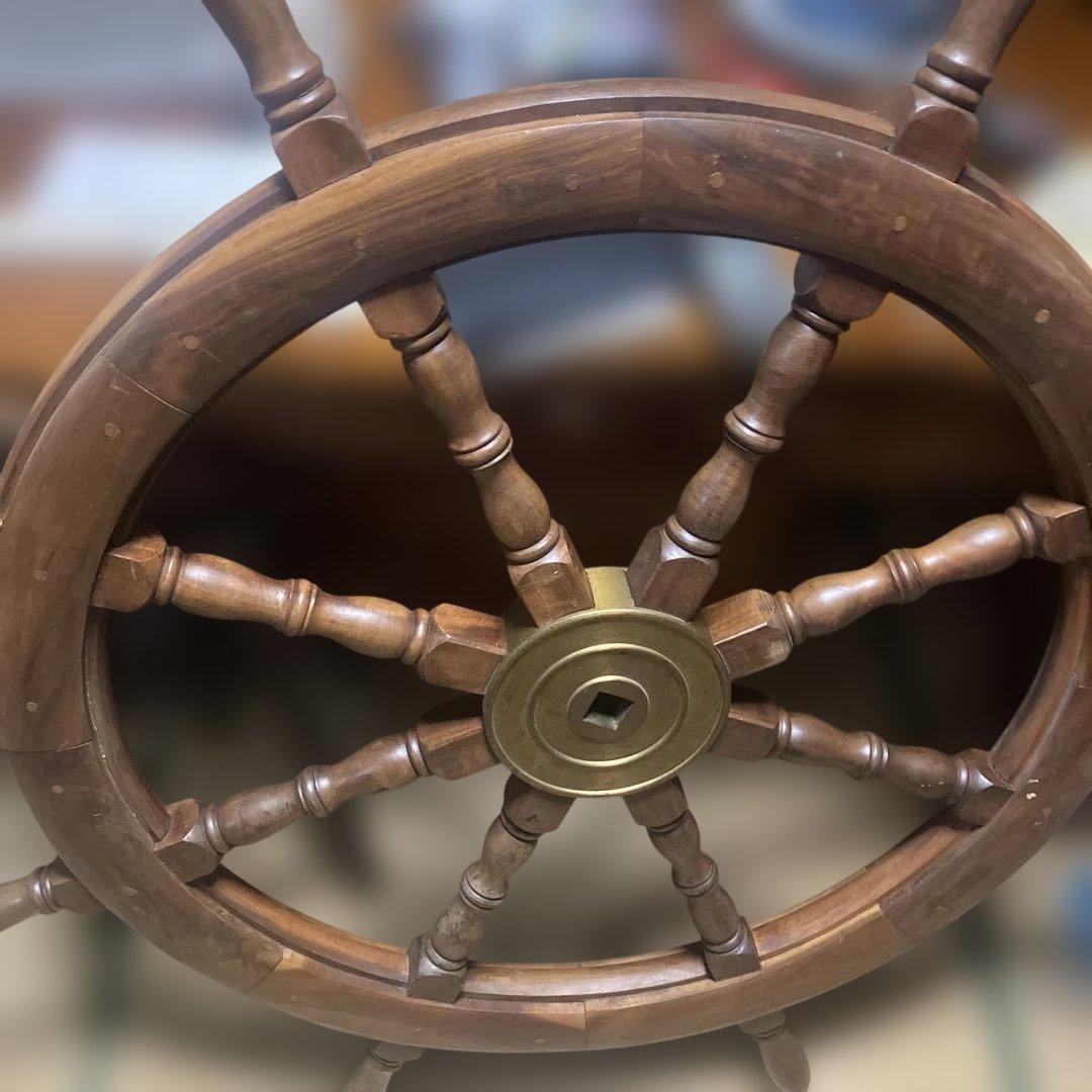 直径は約、1,110ミリの舵輪材質はチーク材中央部は真鍮インテリアに最適ですよ。