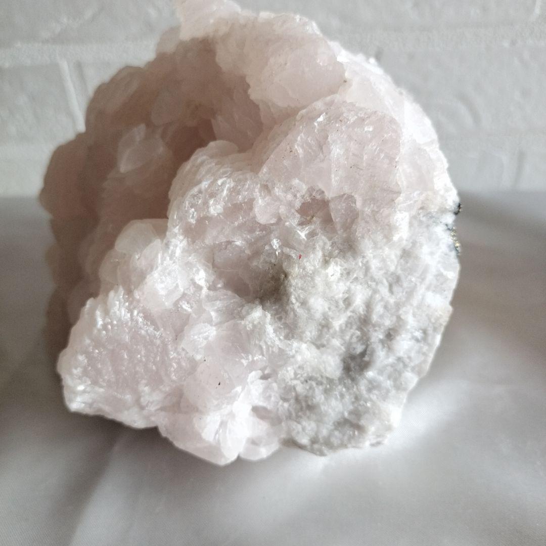 ピンクカルサイト クラスター　台座付き