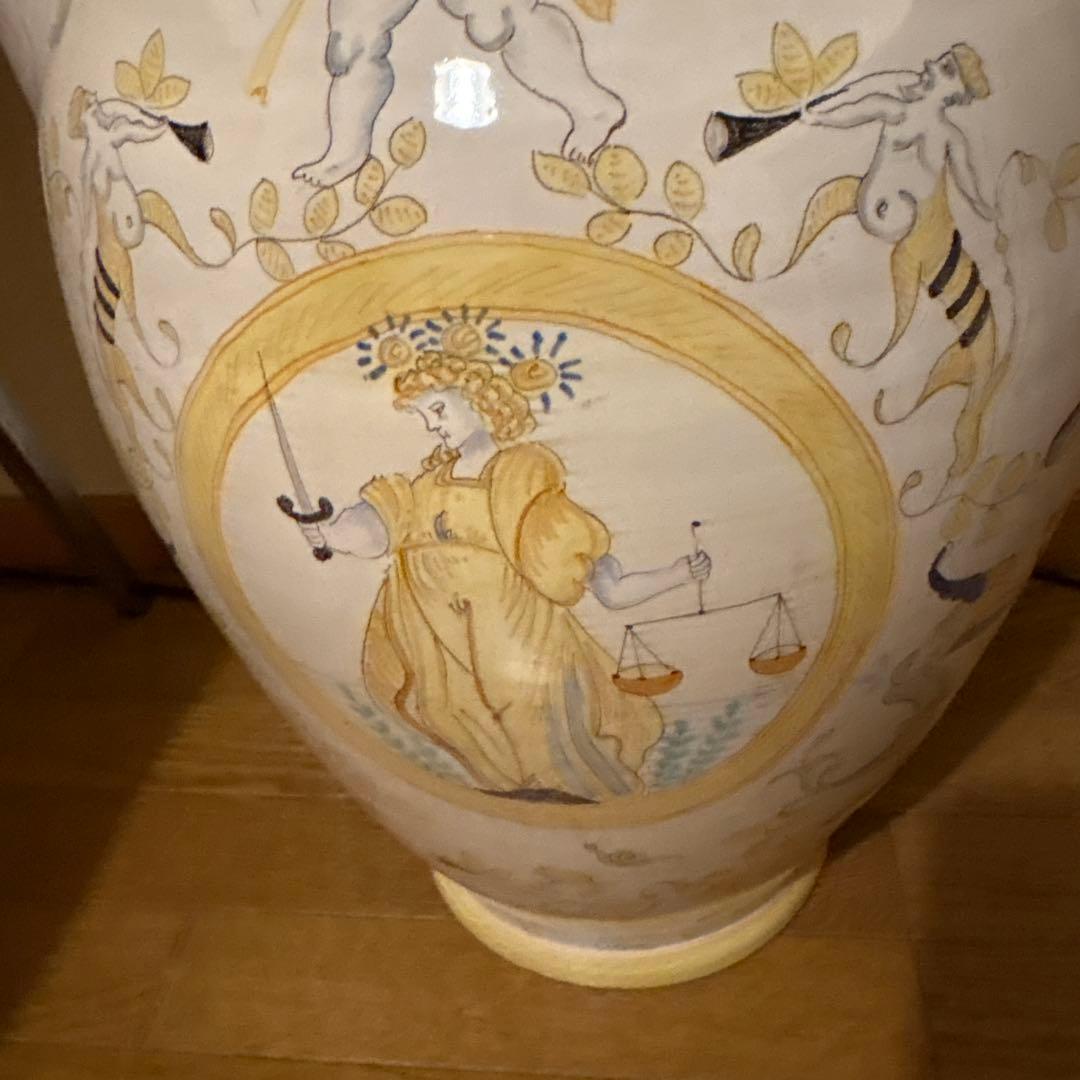 装飾的な陶器製ピッチャー　壺　花瓶