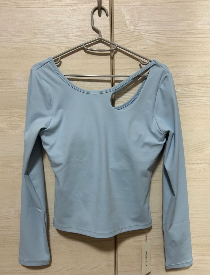 新品未使用！【SUKALA】カップ付きモダンカットアウトロングスリーブ サックス