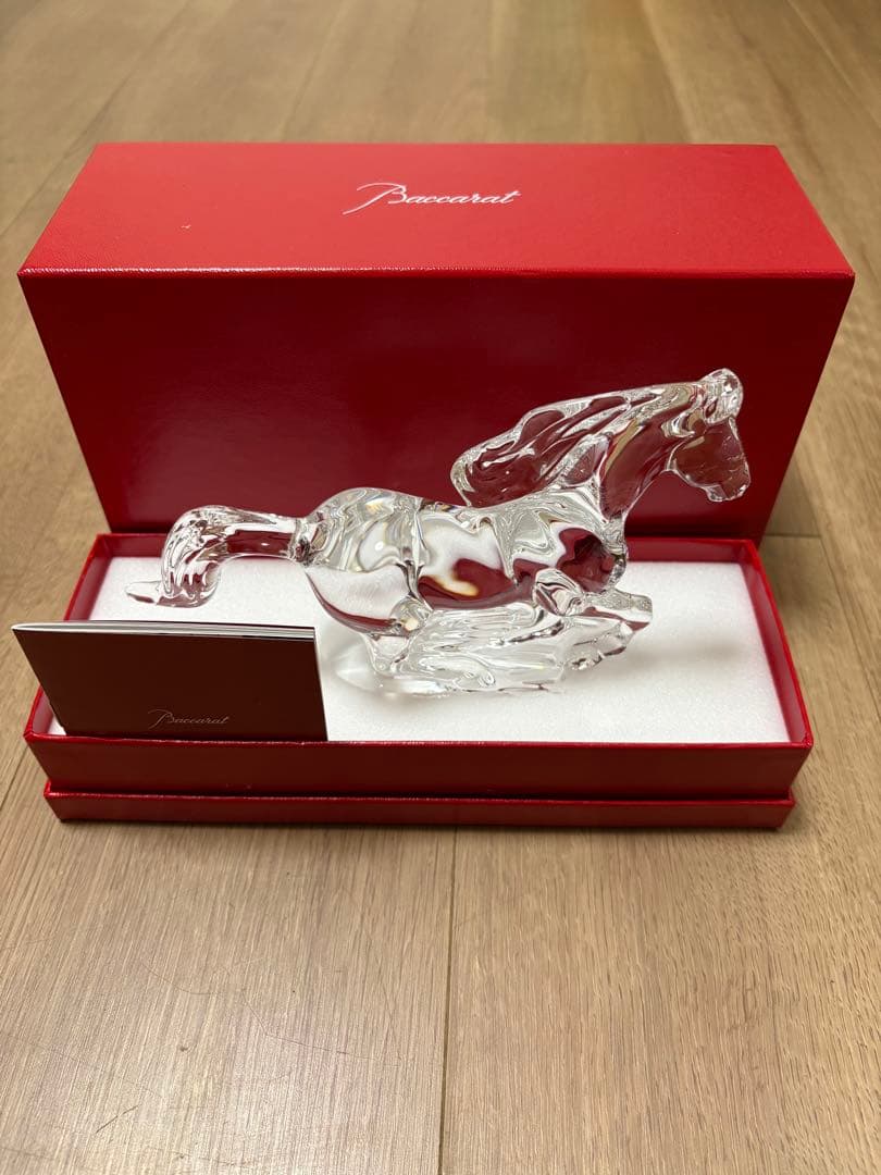 クリスタルガラス製の馬の置物 Baccaratの美しいデザイン　2026年新作
