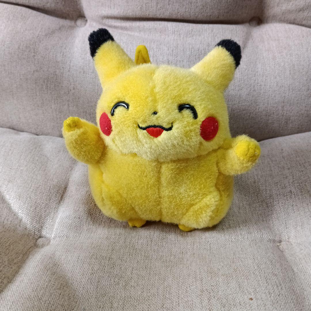 ピカチュウぬいぐるみ　にっこり　バンザイ