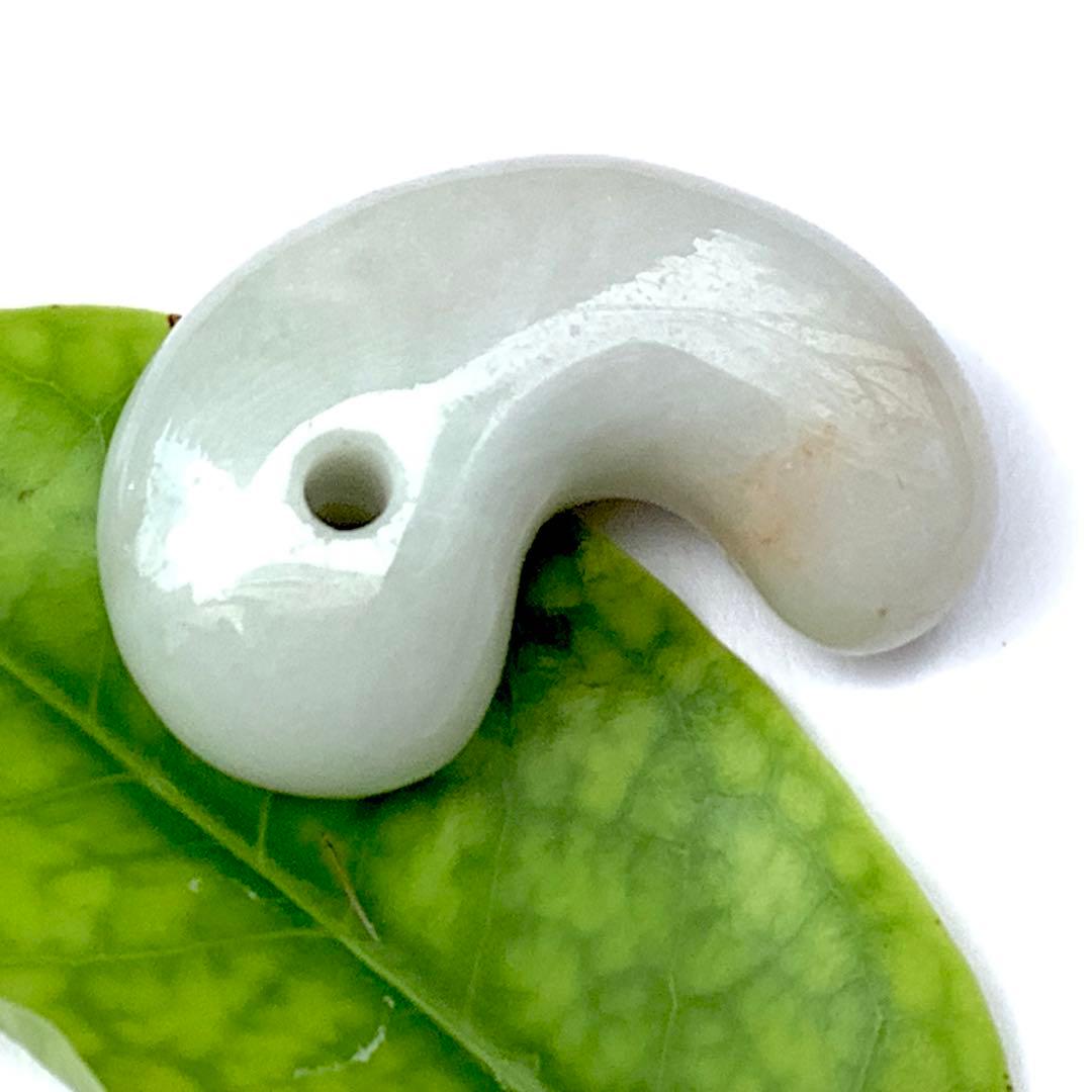 ✳見た事ありませんよね‼️オレンジ混ざり　糸魚川翡翠勾玉　本物ジェダイト鑑別書…