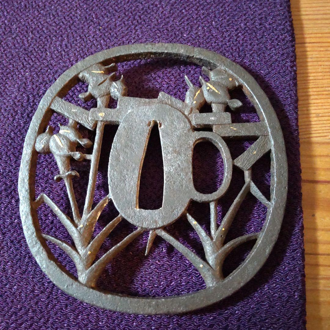 植物と器のモチーフの鍔　早乙女家貞