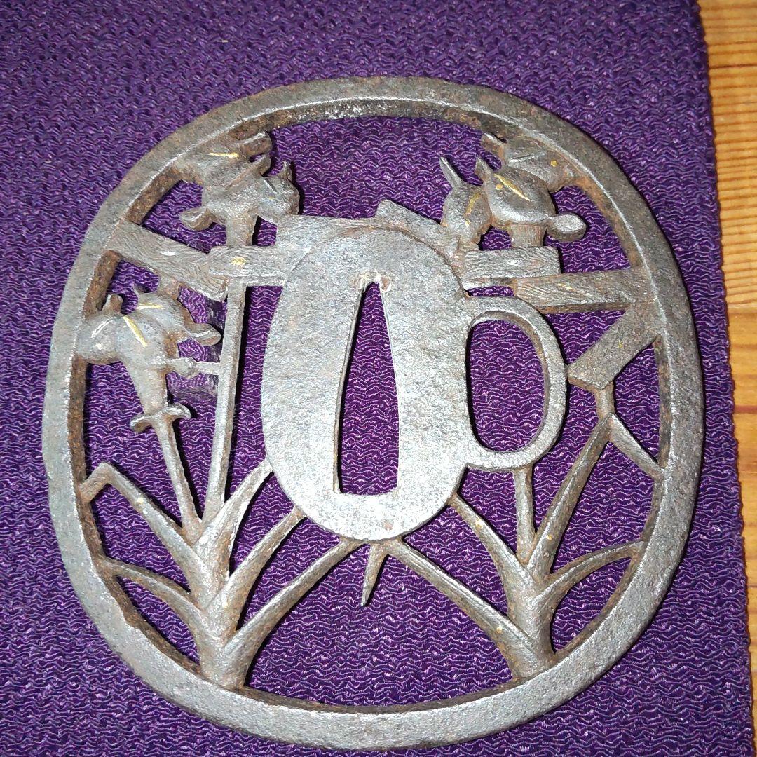 植物と器のモチーフの鍔　早乙女家貞