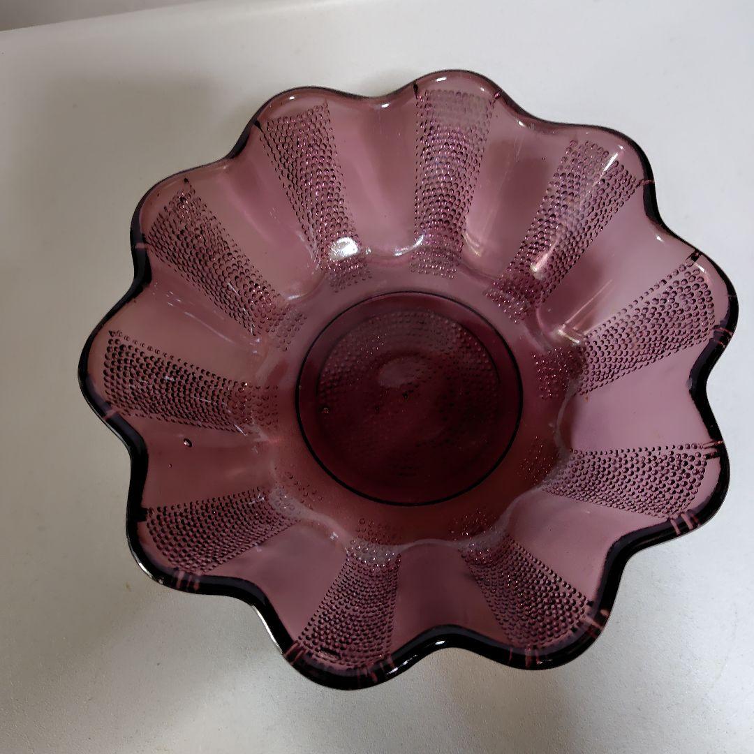 本物ガラス製、果物等入れ紫色が美しいガラス器です。時代大正時代。
