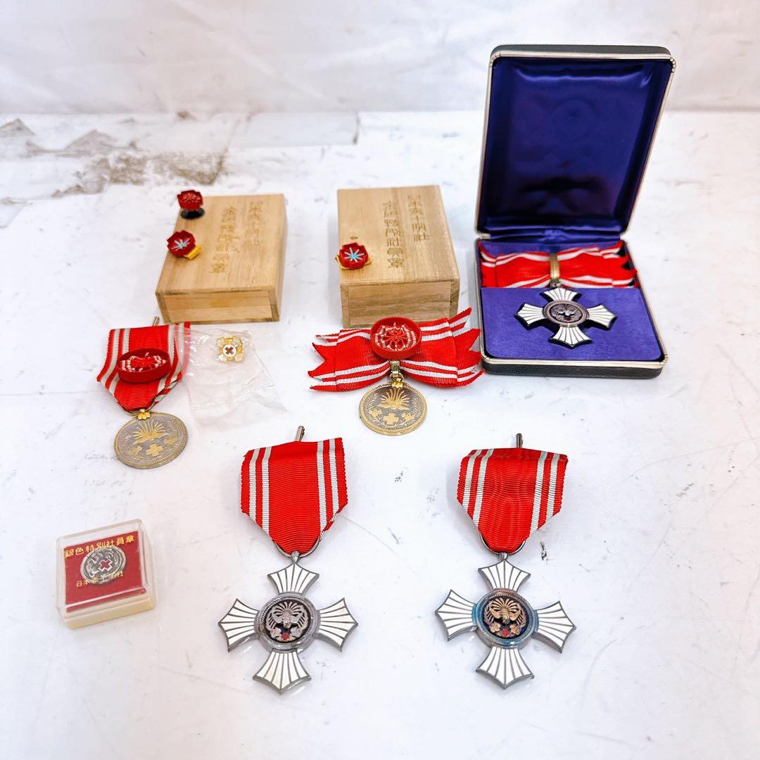 10SAM2 勲章 まとめ 大量 赤十字社 有功章 箱付き有り バッヂ 現状品