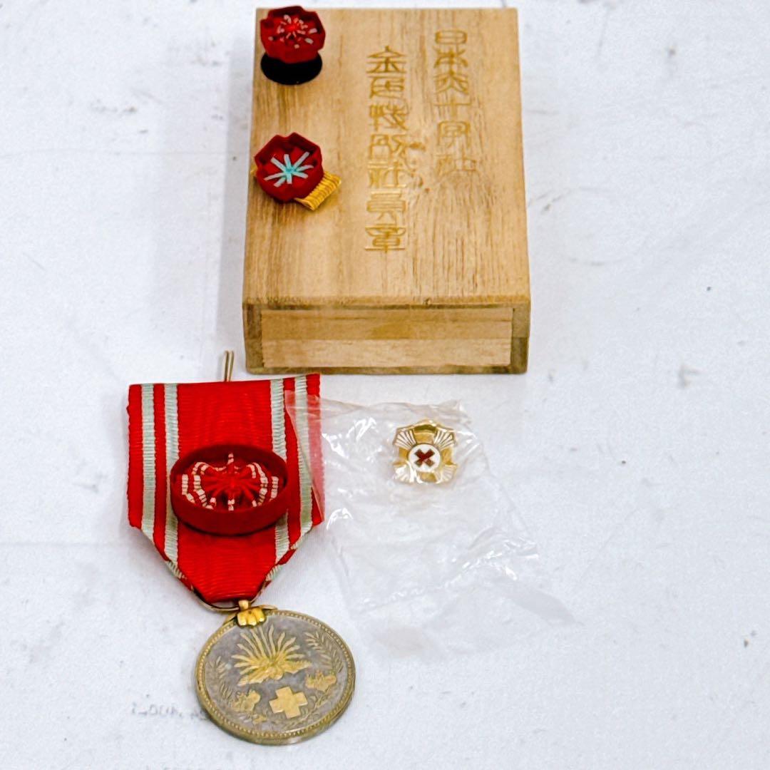 10SAM2 勲章 まとめ 大量 赤十字社 有功章 箱付き有り バッヂ 現状品